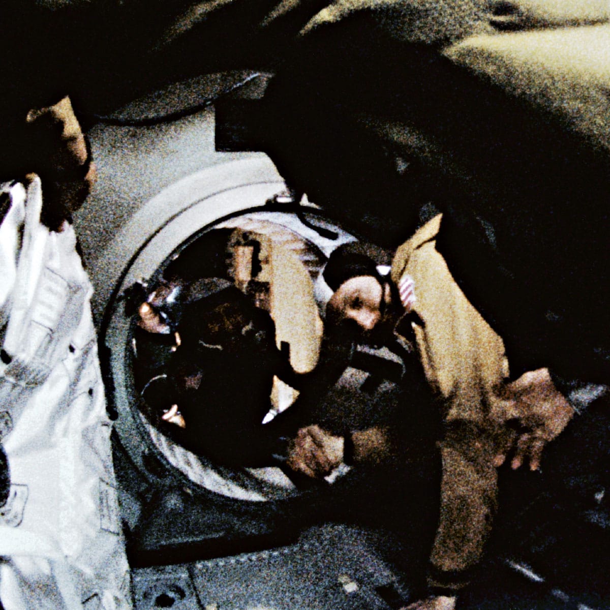 Thomas P. Stafford y Aleksey A. Leonov se encuentran entre ambas estaciones espaciales
