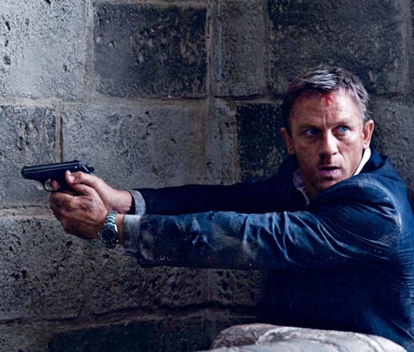 Дэниэл Крэйг в роли агента 007 носит часы OMEGA Seamaster Planet Ocean 600M Co-Axial Chronometer