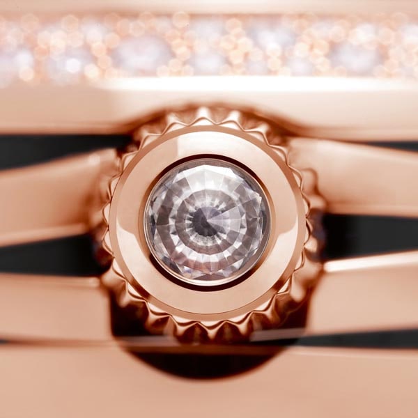 Gros plan sur la couronne en or sertie d’un diamant de la montre Ladymatic pour femme
