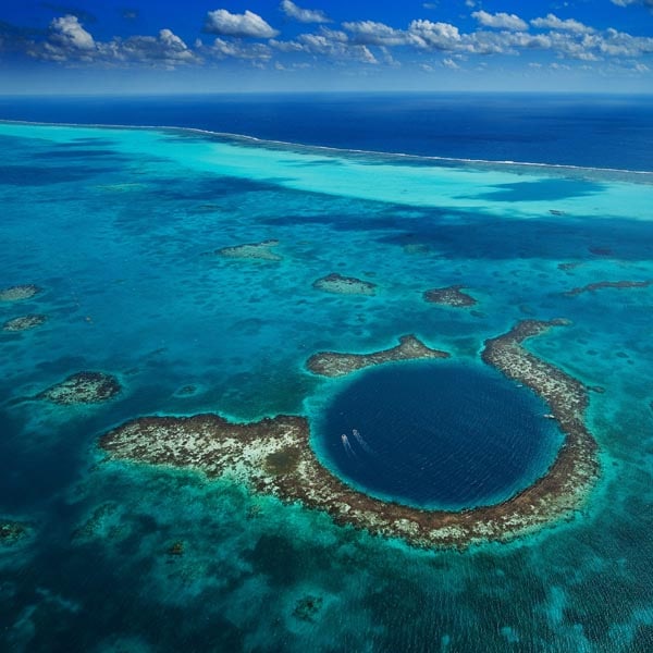 Uma foto do Grande Buraco Azul (Great Blue Hole) em Belize, no Mar das Caraíbas, da autoria de Yann Arthus Bertrand