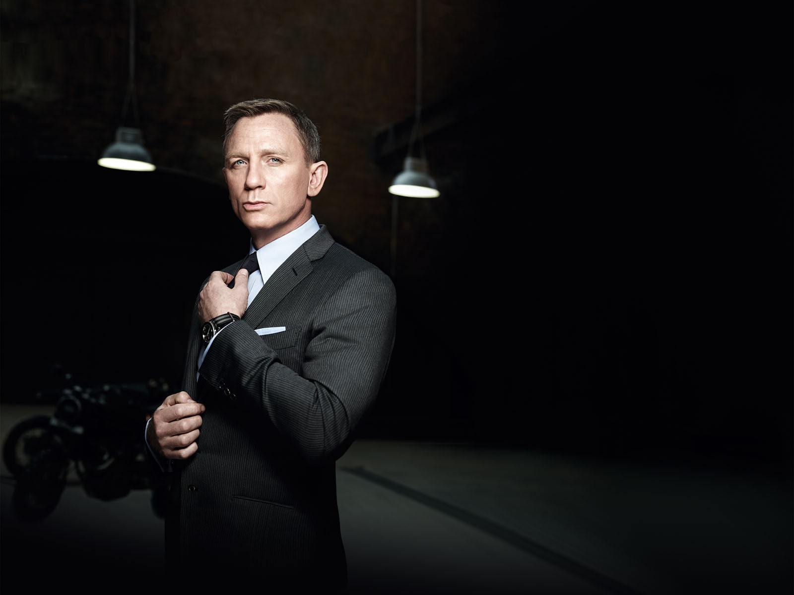 James Bond, alias 007, luciendo su OMEGA Seamaster 300 en SPECTRE