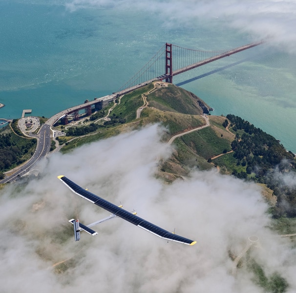 Die Solar Impulse fliegt hoch über der Golden Gate Bridge