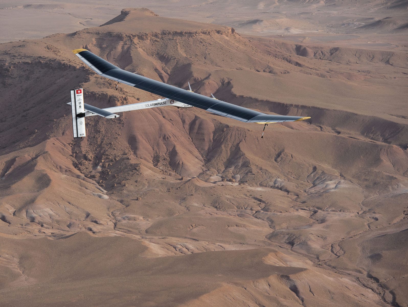 Das Flugzeug Solar Impulse, am Himmel über der Wüste Marokkos