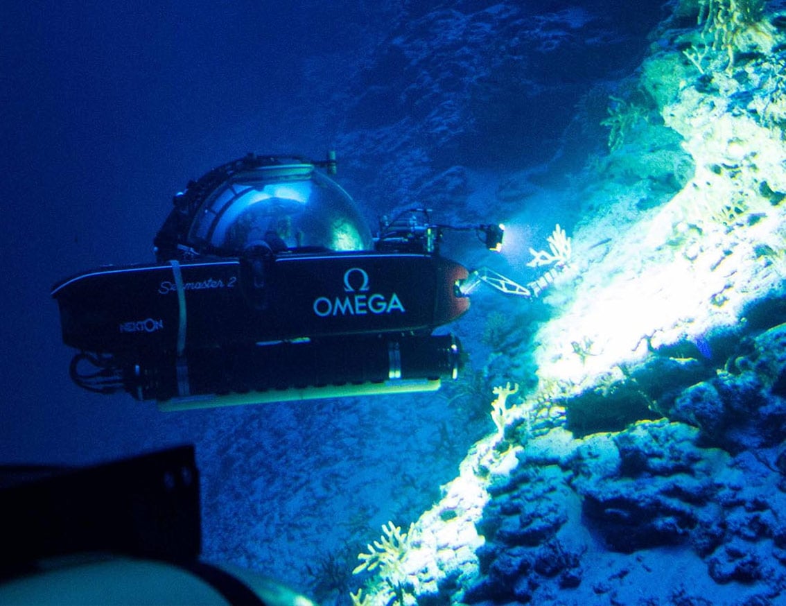 Подводный аппарат Seamaster 2 исследует дно океана.