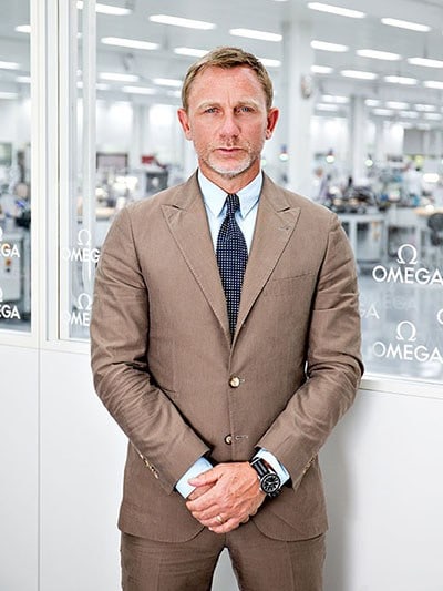 Daniel Craig visita a fábrica da Omega em Villeret